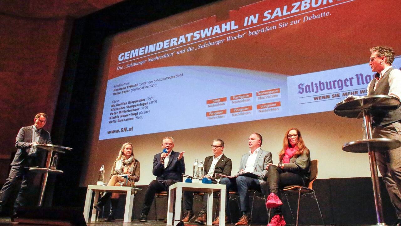 Die fünf Halleiner Bürgermeisterkandidaten stellten sich den Fragen Heinz Bayer (links) und Hermann Fröschl (rechts). 