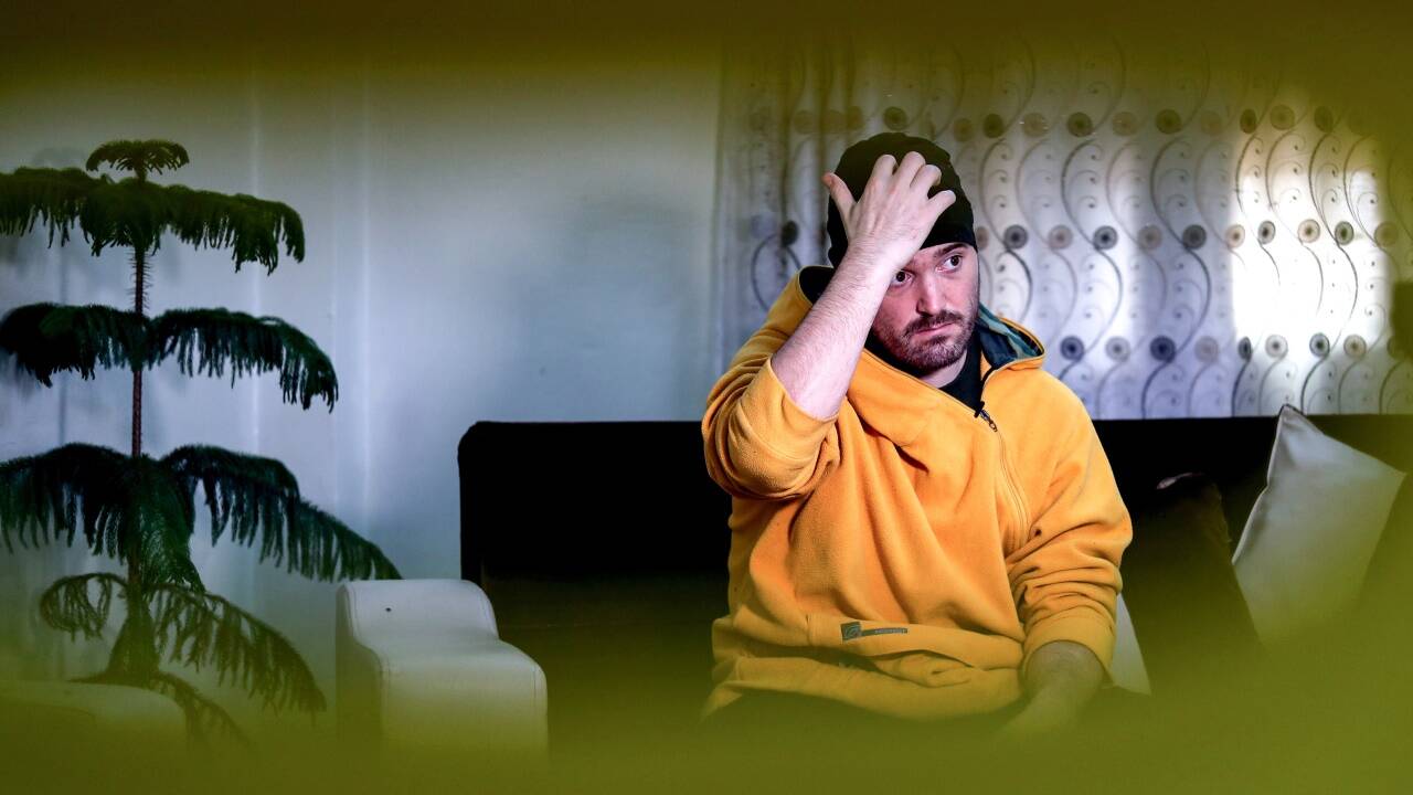 Einer von 800: Dieser Mann ist ein Deutscher, nach seinem Übertritt zum Islam nennt er sich Sufyan. Er wird von kurdischen Kämpfern gefangengehalten, weil er für den IS gekämpft haben soll. 
