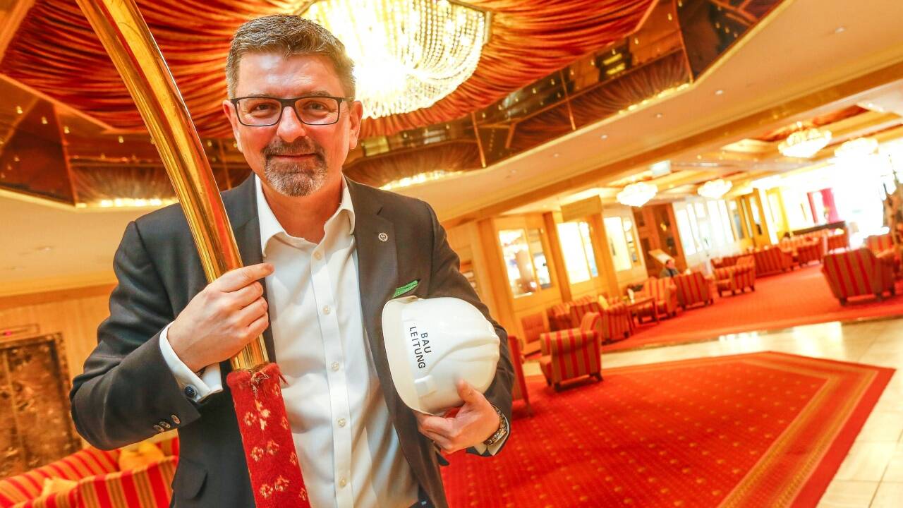 Peter Lorenz, General Manager des Hotel Sheraton Grand Salzburg, in der Lobby, die komplett umgestaltet wird. 