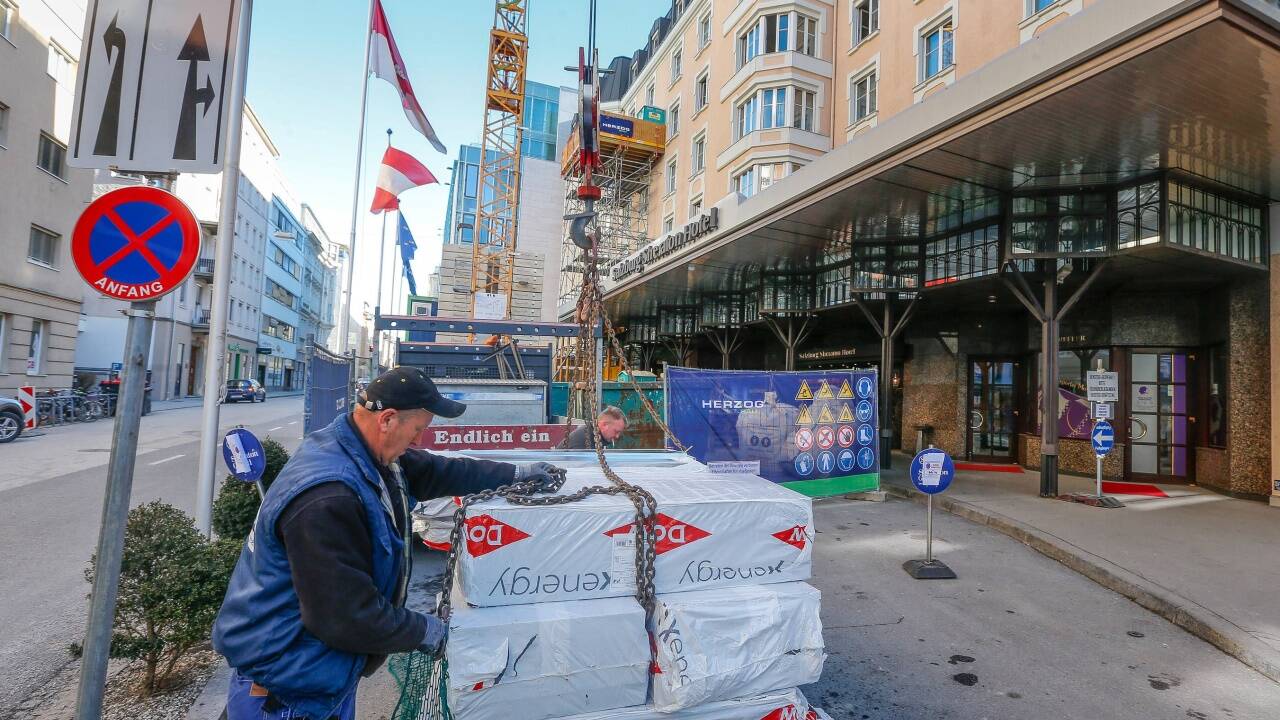 Vor der Haustür stehen derzeit Baucontainer.  
