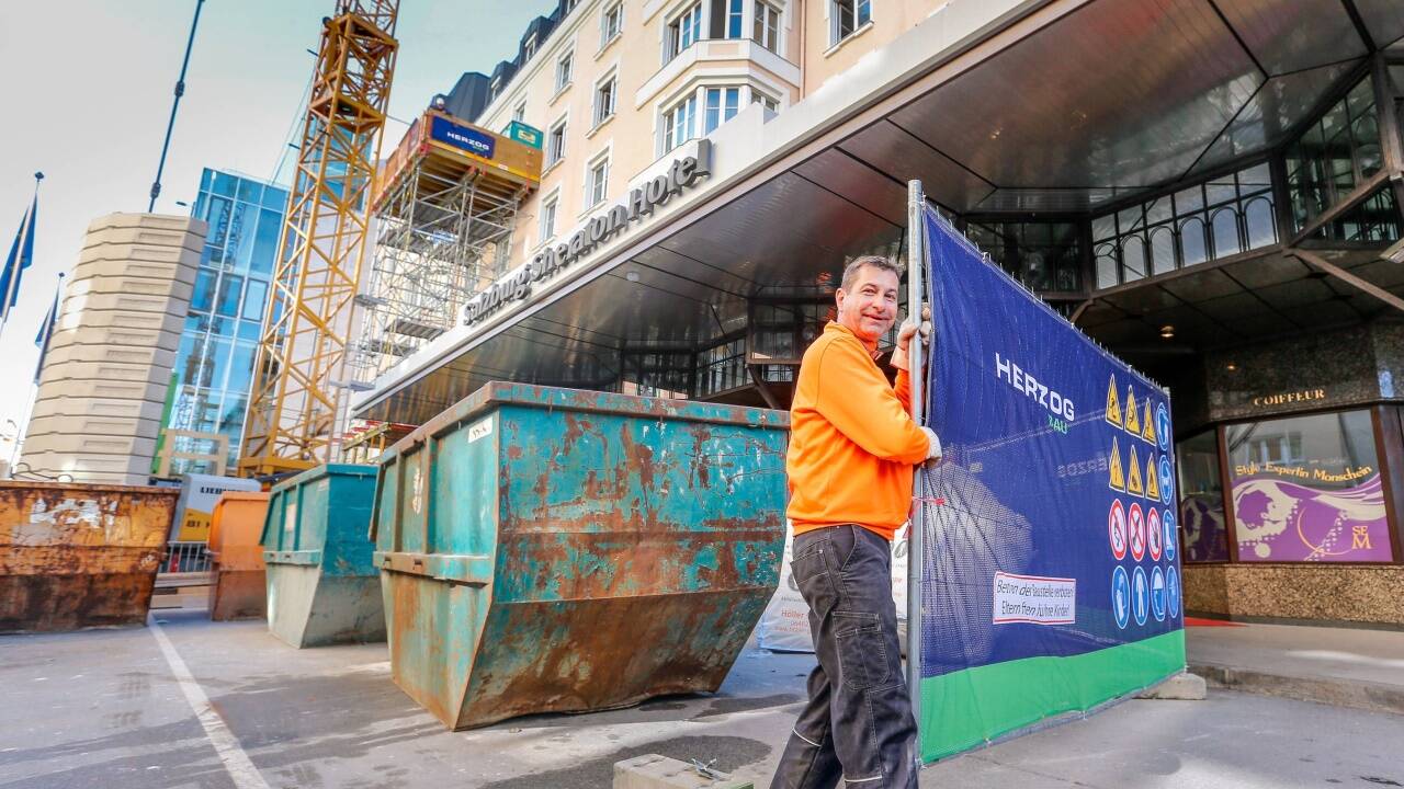 Vor der Haustür stehen derzeit Baucontainer.  