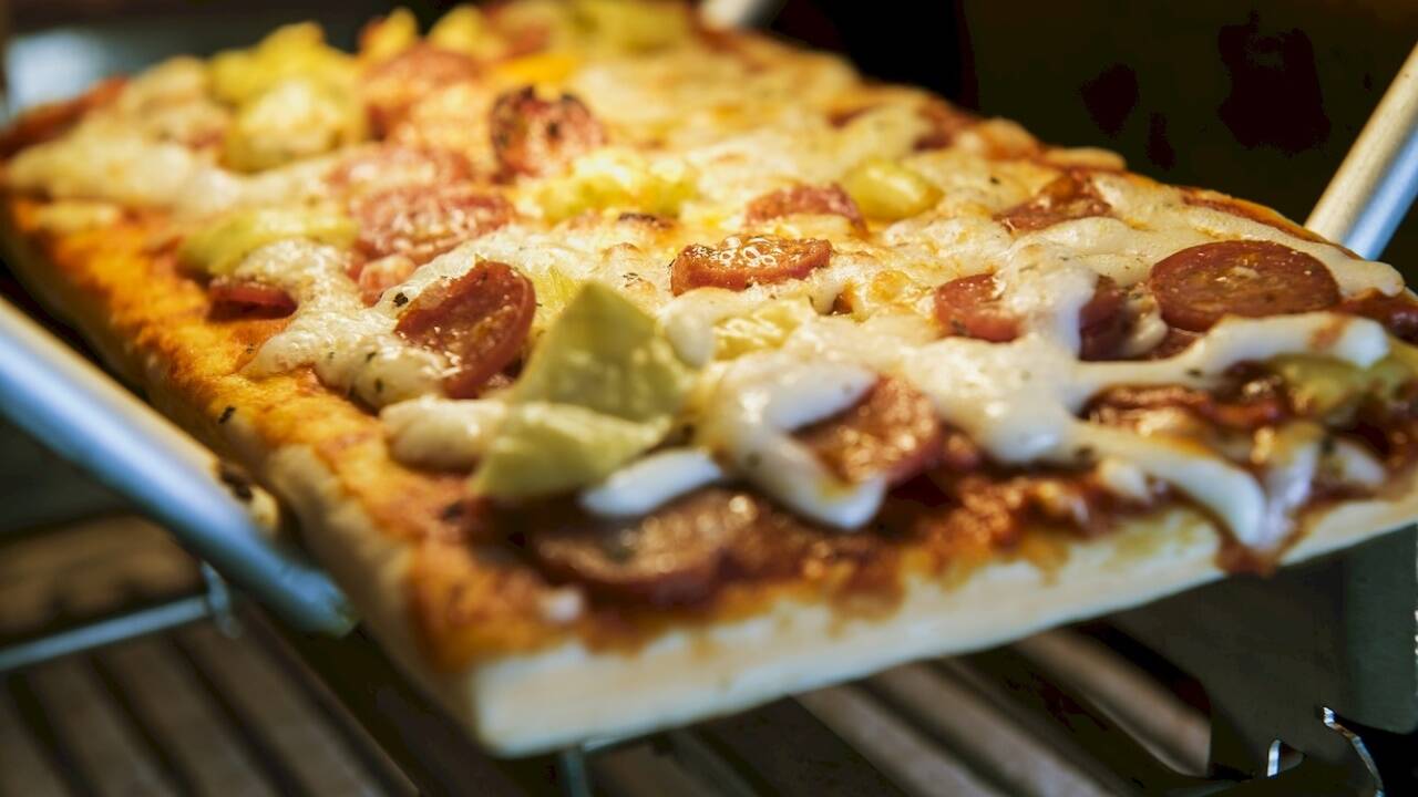 In der Bistrobox kommt nach zwei Minuten die Pizza aus dem Automaten. 