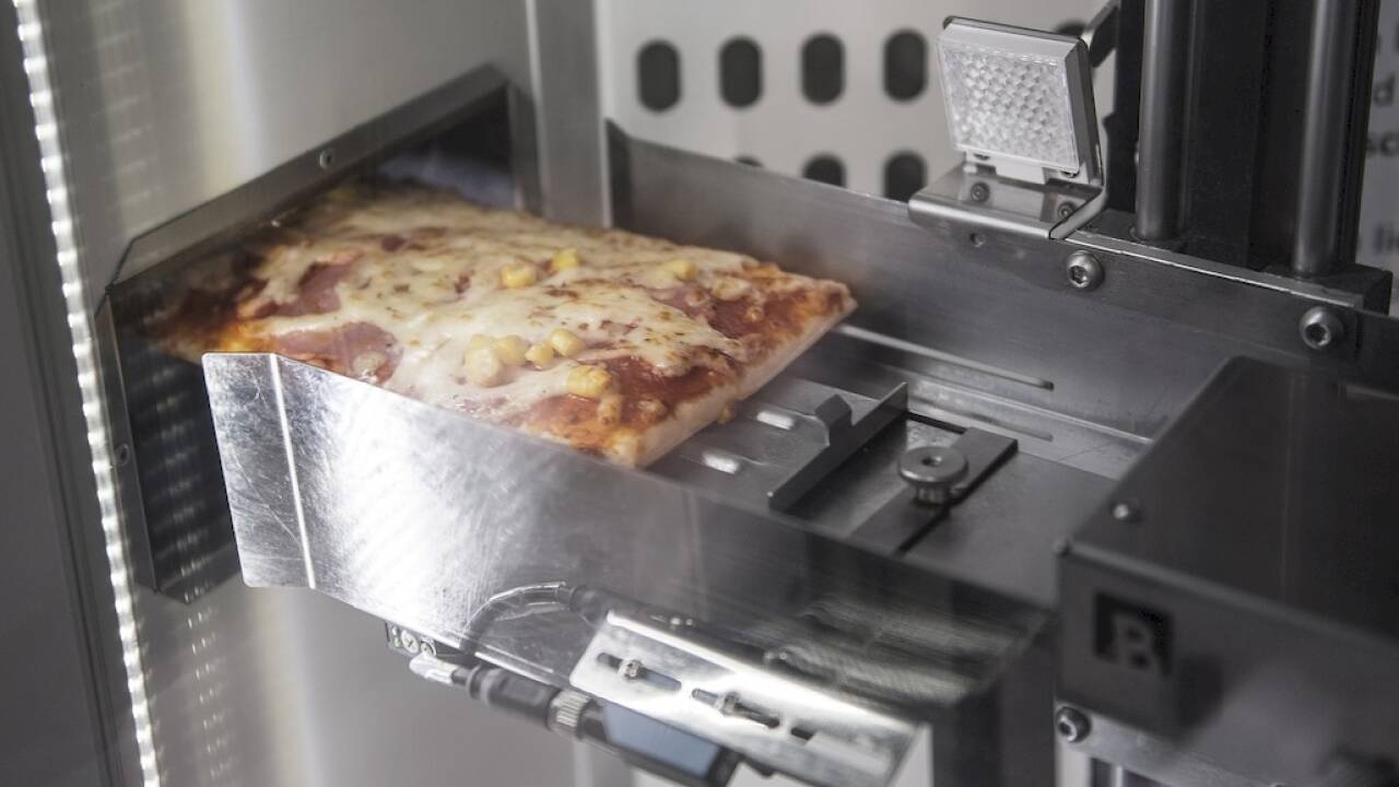 In der Bistrobox kommt nach zwei Minuten die Pizza aus dem Automaten. 