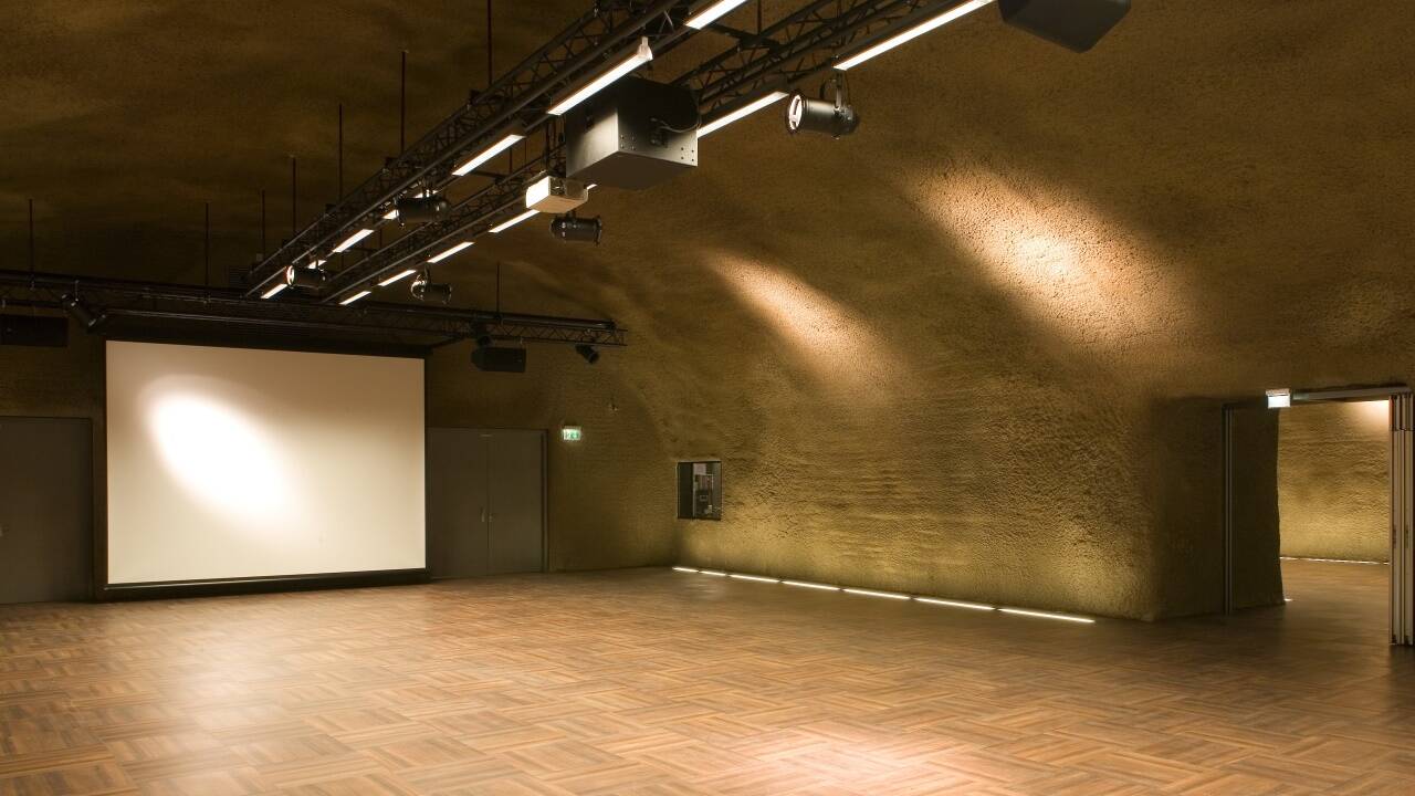 Die große Kaverne bietet Platz für etwa 300 Personen.  
