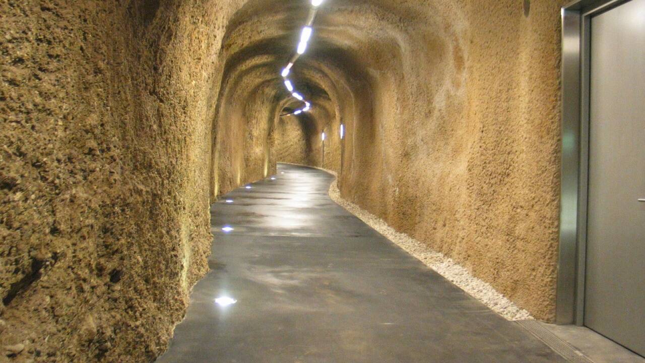 Die Kavernen sind mit den Mönchsberggaragen verbunden. Der Gang wurde vor mehr als einem Jahrzehnt in das Konglomeratgestein geschlagen.  