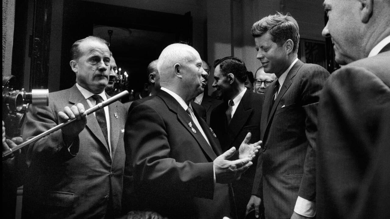 Wien als Gipfelort für die Mächtigen der Welt: 1961 trafen einander US-Präsident John F. Kennedy (2. v. r.) und Sowjetführer Nikita S. Chruschtschow (2. v. l.). 