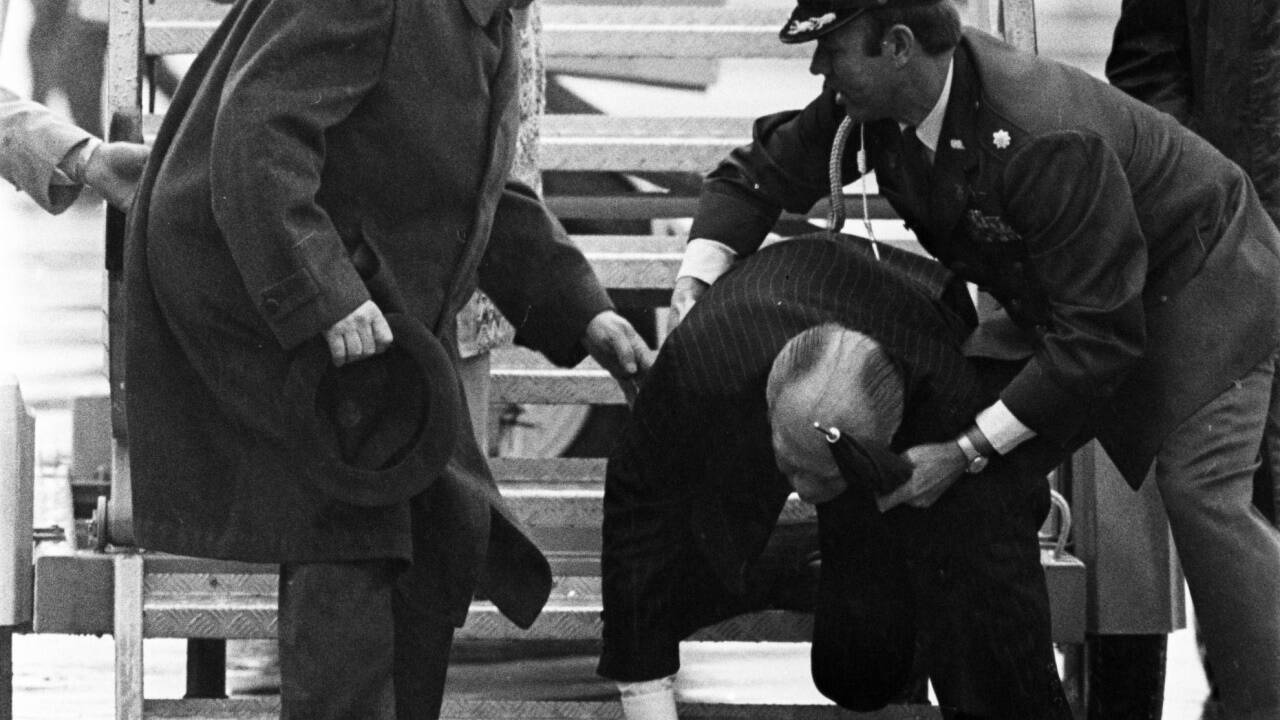 Gerald Ford kommt 1975 nach Salzburg, um den ägyptischen Präsidenten Anwal Sadat zu treffen. Auf der Gangway stürzt er.  