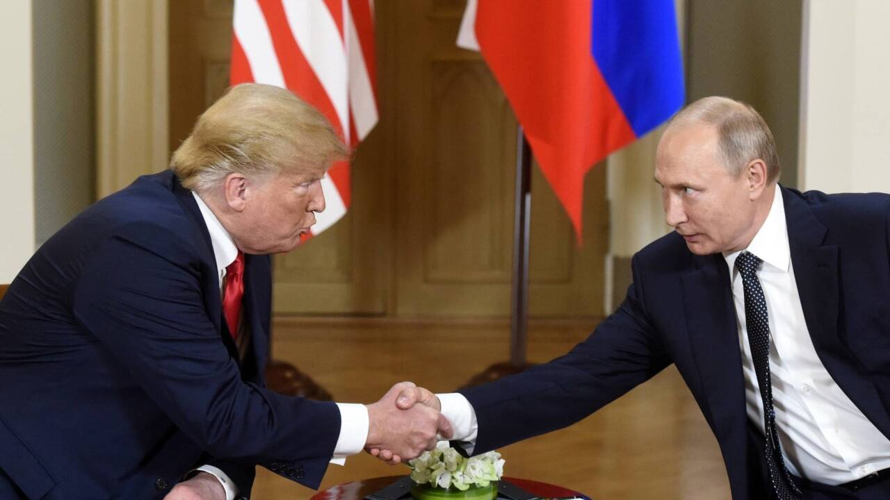 Er macht es auch mit Russlands Wladimir Putin: Donald Trump packt zu, drückt und reißt. Er macht es auch mit Russlands Wladimir Putin: Donald Trump packt zu, drückt und reißt.