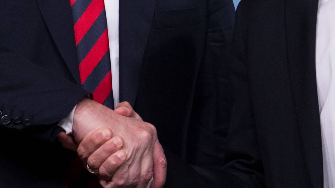 Au! Hier drückt Frankreichs Präsident Emmanuel Macron (r.) fest zu. Au! Hier drückt Frankreichs Präsident Emmanuel Macron (r.) fest zu.