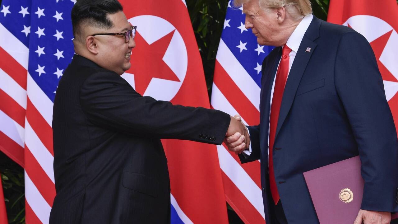 Küss’ die Hand? Der US-Präsident und Raketenmann Kim Jong Un. Küss’ die Hand? Der US-Präsident und Raketenmann Kim Jong Un.