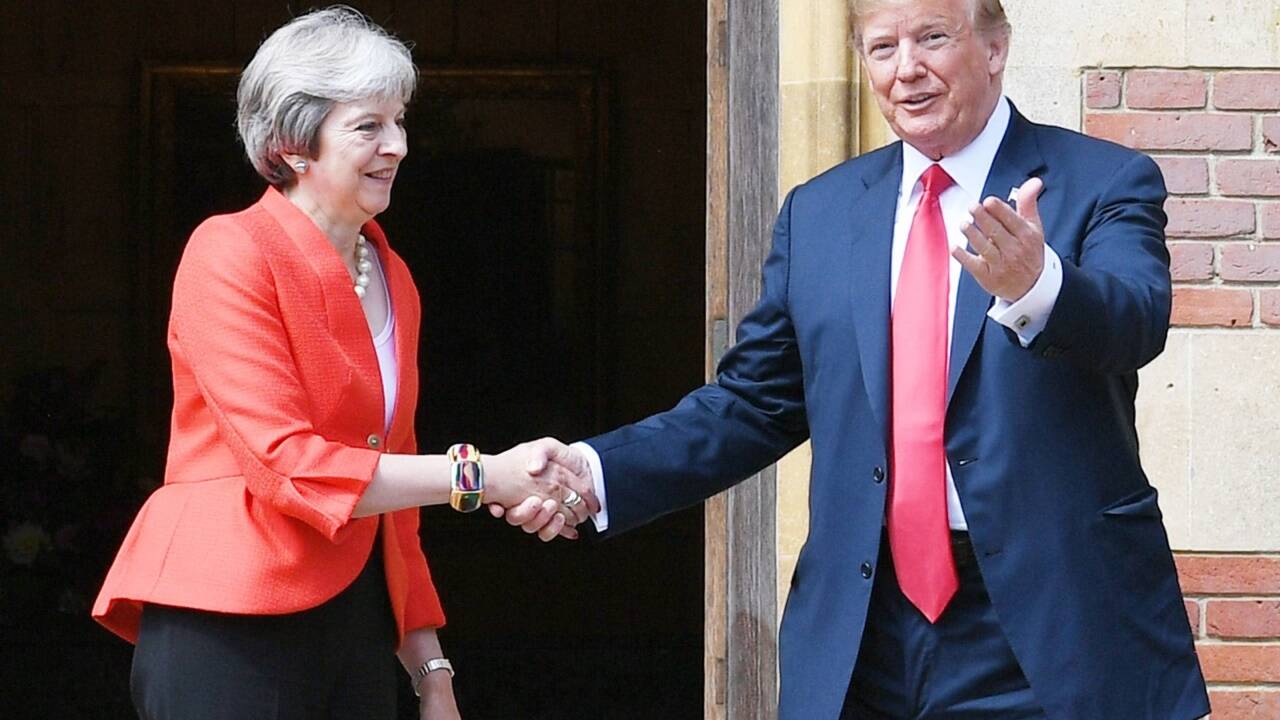 Das sieht fast charmant aus: Die britische Premierministerin Theresa May und Trump. Das sieht fast charmant aus: Die britische Premierministerin Theresa May und Trump.