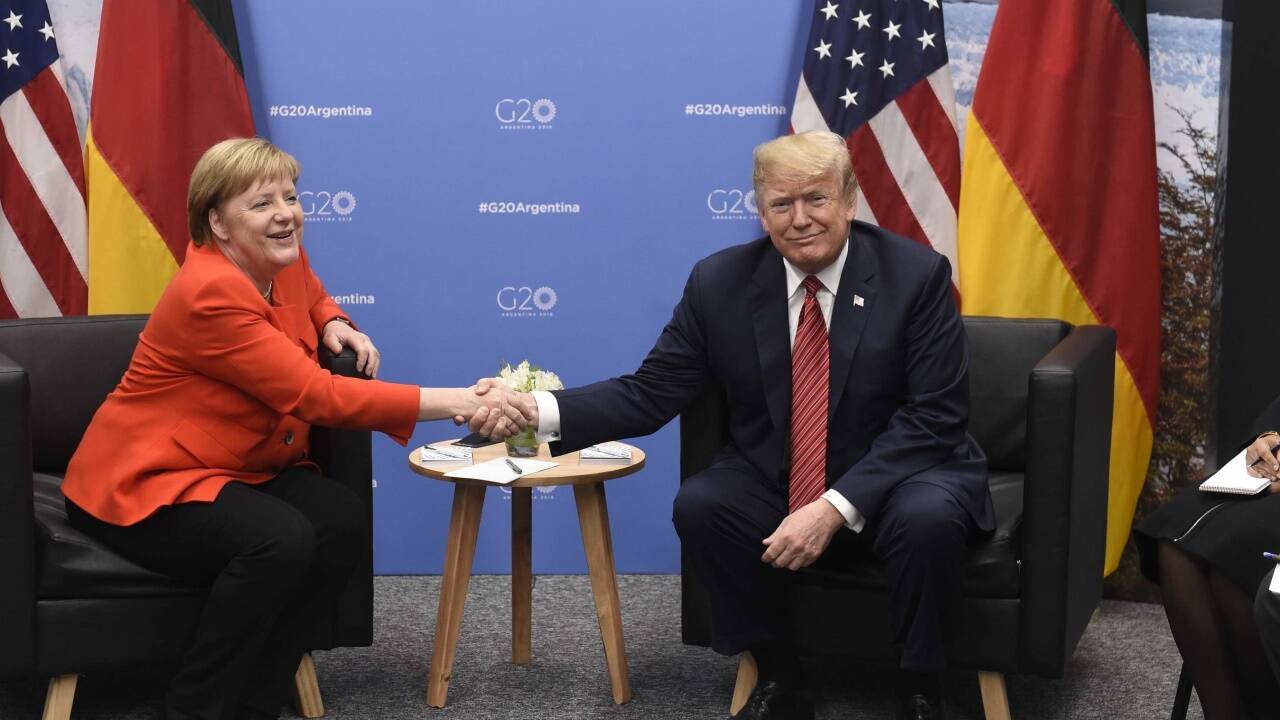 Es geht ja: Hier gibt Trump Angela Merkel die Hand. Das tut er nicht immer. Einmal ignorierte er ihre Aufforderung zu einem Shake-Hands. Es geht ja: Hier gibt Trump Angela Merkel die Hand. Das tut er nicht immer. Einmal ignorierte er ihre Aufforderung zu einem Shake-Hands.