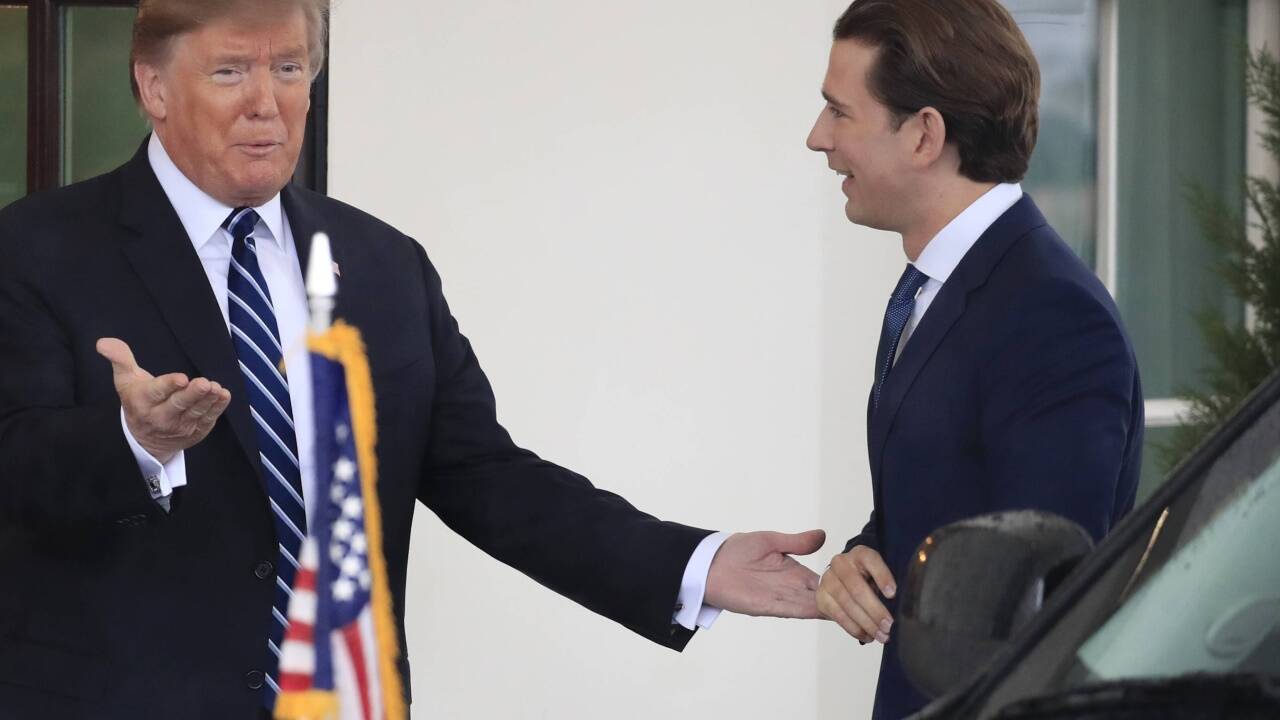 Trump heißt Kurz am Eingang willkommen. Trump heißt Kurz am Eingang willkommen.