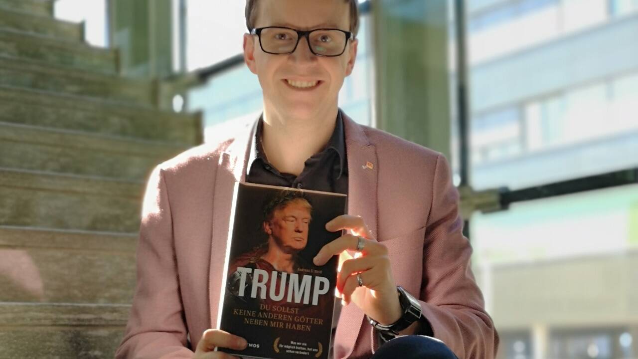 Der Theologe Andreas Weiß verfasste das Buch „Trump – Du sollst keine anderen Götter neben mir haben“. Die Präsentation findet am Donnerstag, 7. März (19 Uhr), in der Bücherei Motzko statt.   Der Theologe Andreas Weiß verfasste das Buch „Trump – Du sollst keine anderen Götter neben mir haben“. Die Präsentation findet am Donnerstag, 7. März (19 Uhr), in der Bücherei Motzko statt.