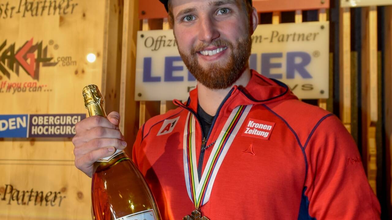 Und nachher wurde im Tirolberg gefeiert: Der Slalom-Bronzene und dreifache WM-Medaillengewinner Marco Schwarz. 