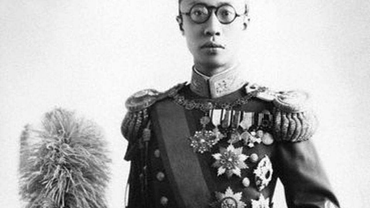 1934: Der entthronte chinesische Kaiser Pu Yi wird unter dem Namen Kang Teh zum Kaiser des von Japan in der besetzten Mandschurei geschaffenen Marionettenstaates Mandschukuo gekrönt. 