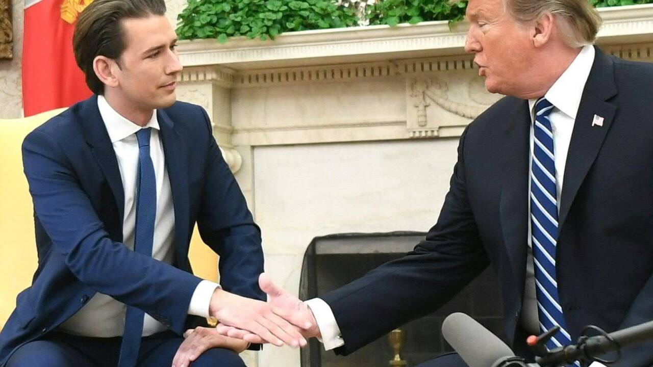 Handschlag ohne Komplikationen – nicht selbstverständlich beim US-Präsidenten. Handschlag ohne Komplikationen – nicht selbstverständlich beim US-Präsidenten.