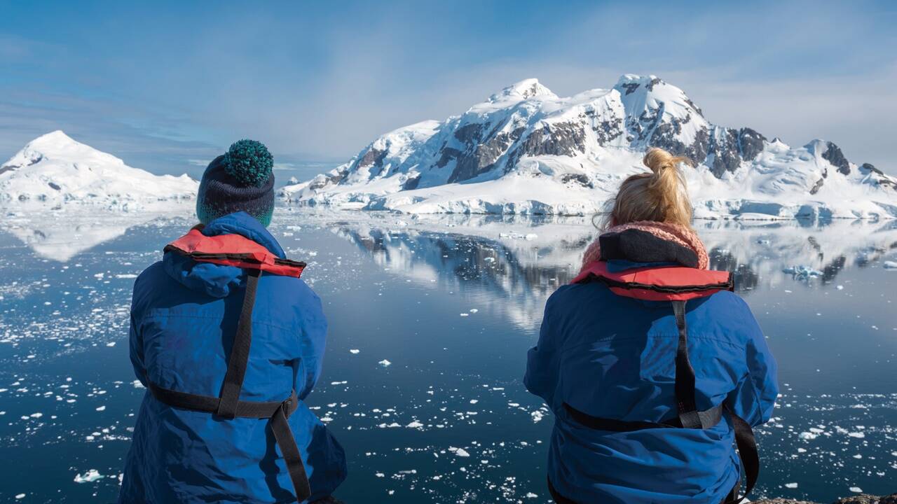 Arktis und Antarktis: unberührte Naturparadiese, die man bestaunen kann, die es aber auch zu schützen gilt. 