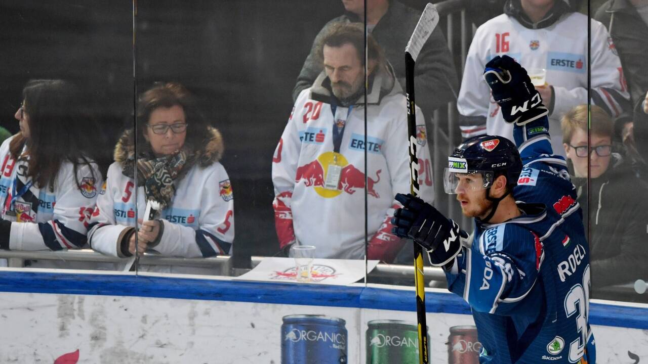 Endstand: Sanad Erdely (Fehervar) trifft per Empty-net-goal zum 1:4. Die Salzburger Fans wollen den Ungarn nicht beim Jubeln zusehen. 
