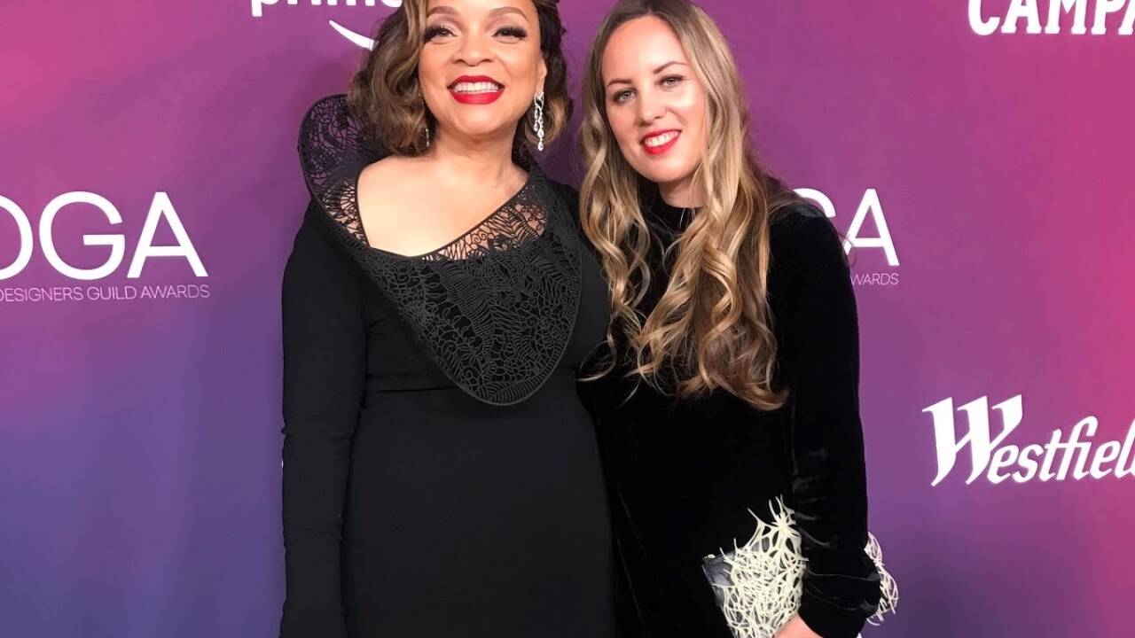 Julia Körner (rechts) mit Ruth Carter die am Hals ein 3D-Design trägt bei den CDGA. <br> 