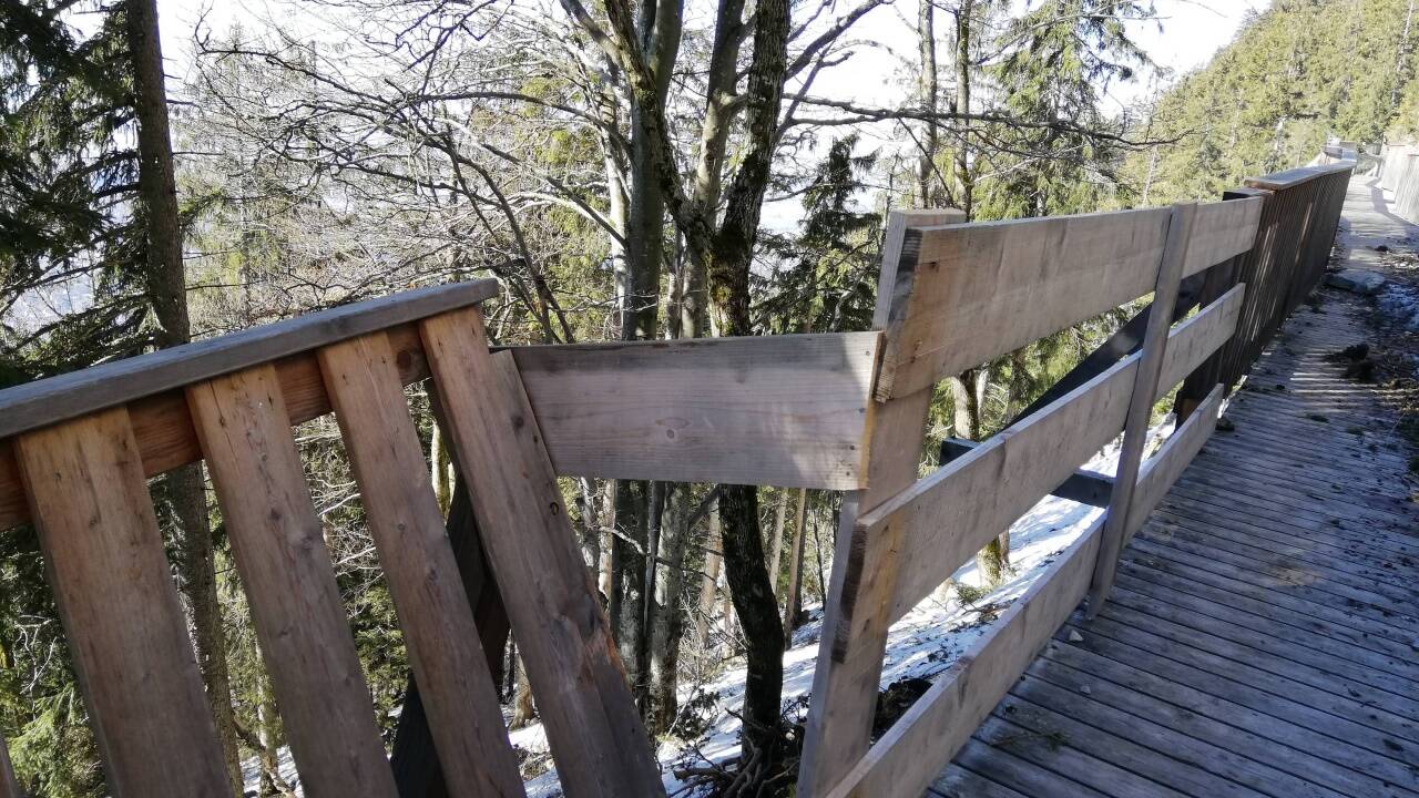 Der Steg entlang der Sendlwand ist in Mitleidenschaft gezogen worden. Ein Teil des Geländers wurde eingedrückt. 