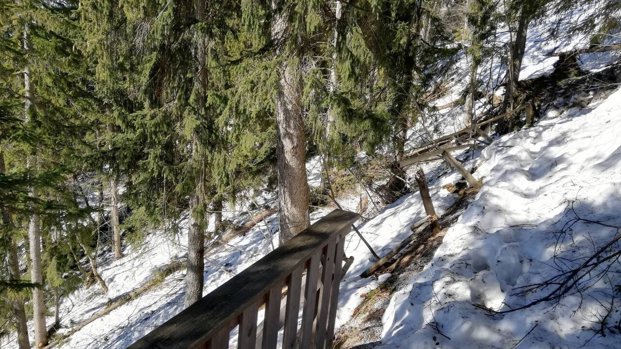 Am anderen Ende des Stegs wurde eine Befestigung von einer kleinen Lawine beschädigt. 