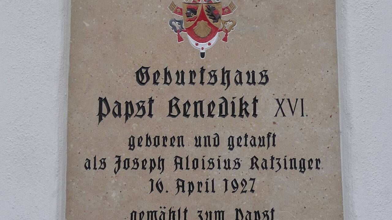 Inschrift am Geburtshaus von Papst Benedikt in Marktl am Inn.  