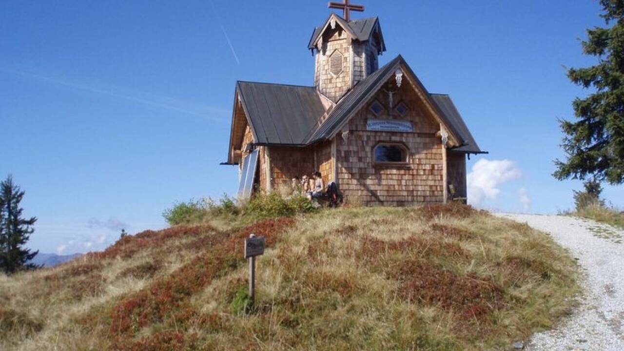 Die Pilgergruppe war von der St.-Vinzenz-Friedenskirche am Hochgründeck Richtung Tal unterwegs. Die Pilgergruppe war von der St.-Vinzenz-Friedenskirche am Hochgründeck Richtung Tal unterwegs.
