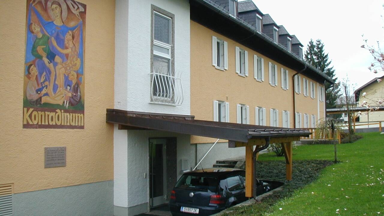 Der Konradinum-Altbau (Archivbild) in Eugendorf steht bei Bedarf als Quartier für Kriegsflüchtlinge aus der Ukraine zur Verfügung. Der Konradinum-Altbau (Archivbild) in Eugendorf steht bei Bedarf als Quartier für Kriegsflüchtlinge aus der Ukraine zur Verfügung.