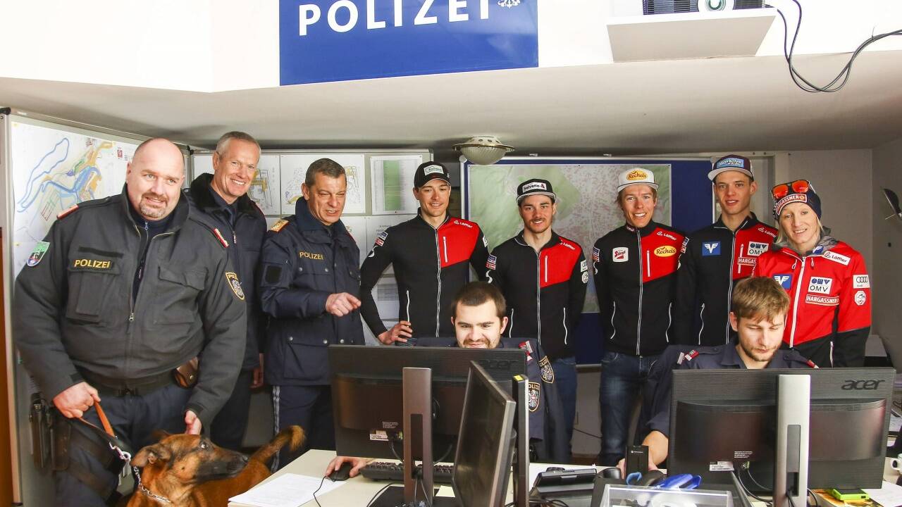 Da war die Welt noch in Ordnung: Die österreichischen Sportler mit Polizisten bei einem Event in Seefeld am 25. Februar : Max Hauke, Dominik Baldauf, Franz Josef Rehrl, Philipp Aschenwald, Daniela Iraschko Stolz.  