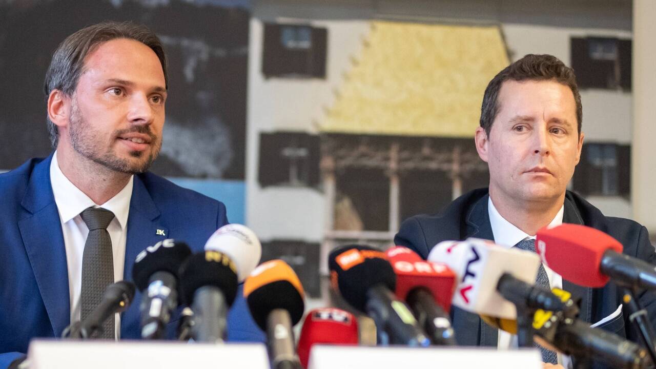  Dieter Csefan (Polizei) und Hansjörg Mayr (Staatsanwaltschaft Innsbruck) bei der Pressekonferenz am Mittwochnachmittag.  