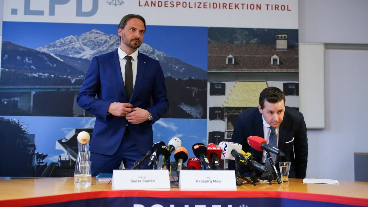 Dieter Csefan (Polizei) und Hansjörg Mayr (Staatsanwaltschaft Innsbruck) bei der Pressekonferenz am Mittwochnachmittag.  