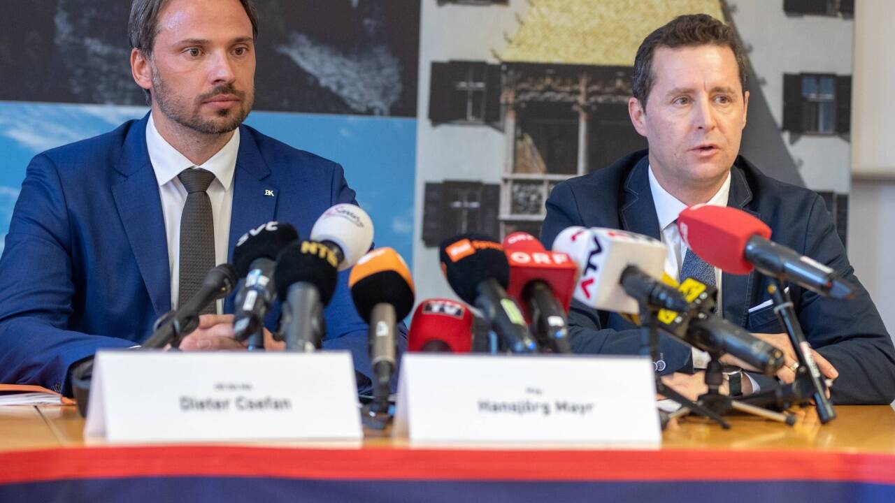 Dieter Csefan (Polizei), Hansjörg Mayr (Staatsanwaltschaft Innsbruck) am Mittwoch während einer Pressekonferenz anl. der Doping-Razzia im Rahmen der Nordischen Ski-Weltmeisterschaften in Seefeld 
