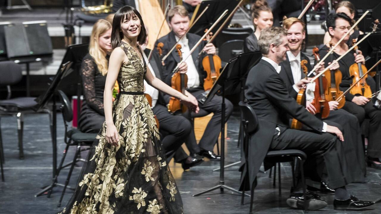 Alice Sara Ott wurde in der Salzburger Felsenreitschule bejubelt. 