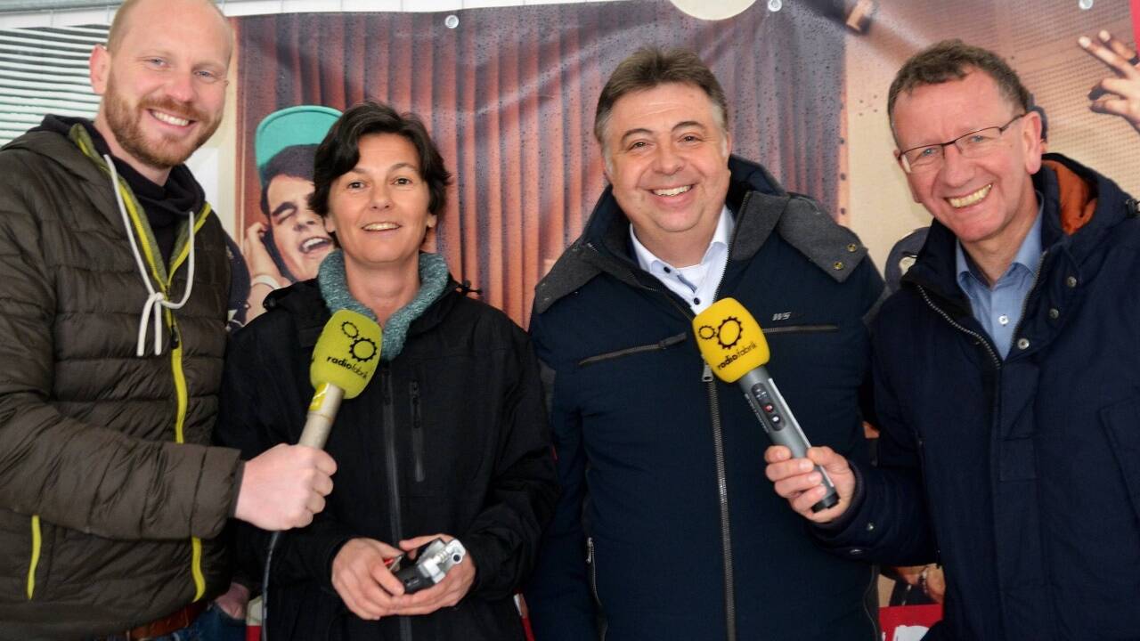 Erster Test (v. l.): Johannes Schindlegger, Eva Schmidhuber, Bgm. Peter Padourek (ÖVP) und Vizebgm. Andreas Wimmreuter (SPÖ). Bild: Erwin Simonitsch 