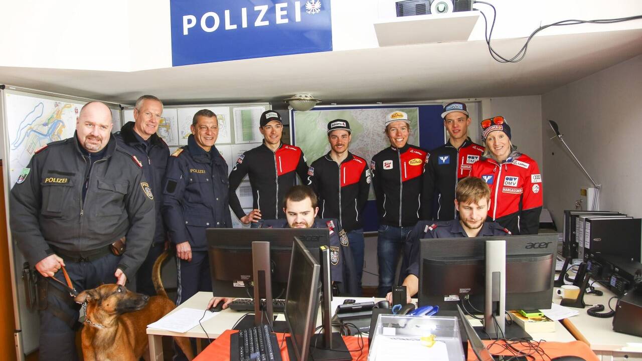 Gruppenfoto mit Beamten und den Polizeisportlern Max Hauke, Dominik Baldauf, Franz Josef Rehrl, Philipp Aschenwald, Danilea Iraschko Stolz. 