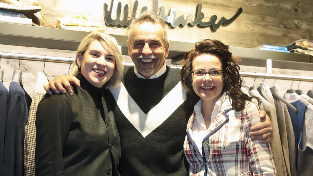 Michi Klemera mit Tochter Johanna (links) und Shopmanagerin Barbara Costanzo. 