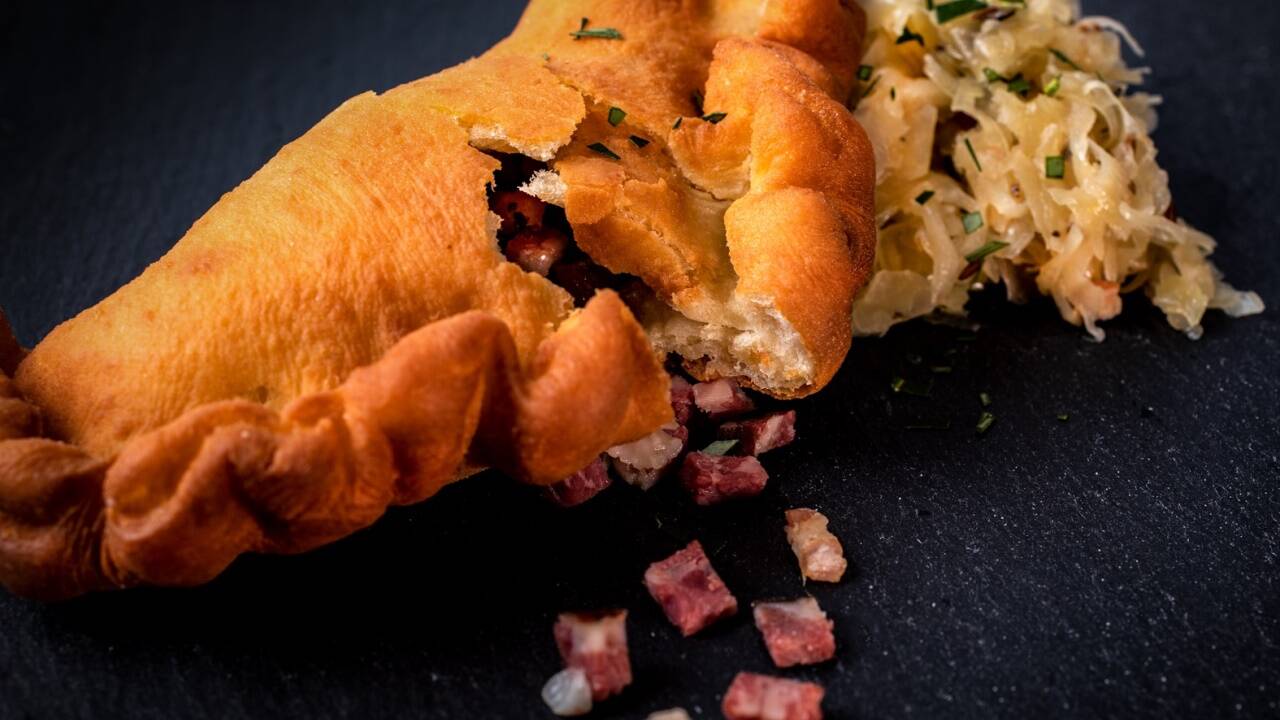 Flaumiger Germteig umhüllt das saftige Selchfleisch. 