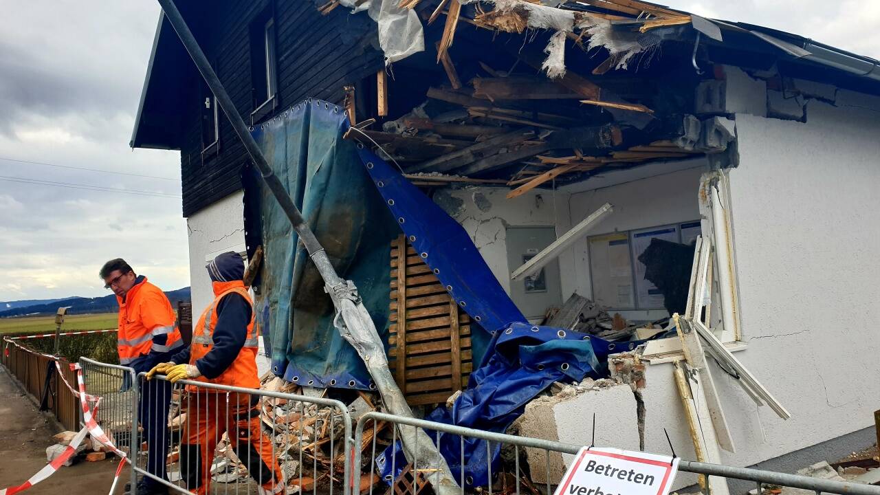 Die Bewohner befanden sich in dem Haus, als sich der Unfall ereignete. 