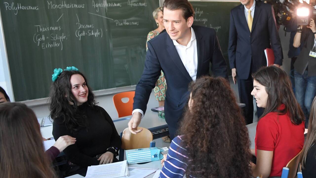 Kanzler Sebastian Kurz besuchte eine Wiener Schule, in der der Ethikunterricht bereits im Schulversuch erprobt wird.  Kanzler Sebastian Kurz besuchte eine Wiener Schule, in der der Ethikunterricht bereits im Schulversuch erprobt wird.