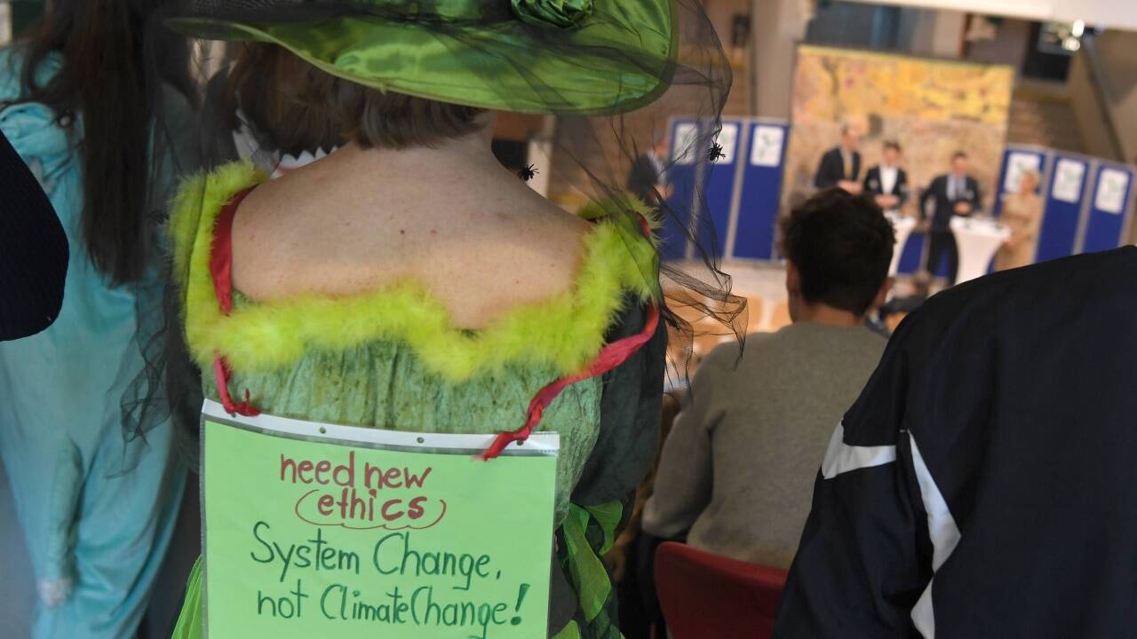 Da Faschingsdienstag war, hatten sich viele Schüler verkleidet  Da Faschingsdienstag war, hatten sich viele Schüler verkleidet