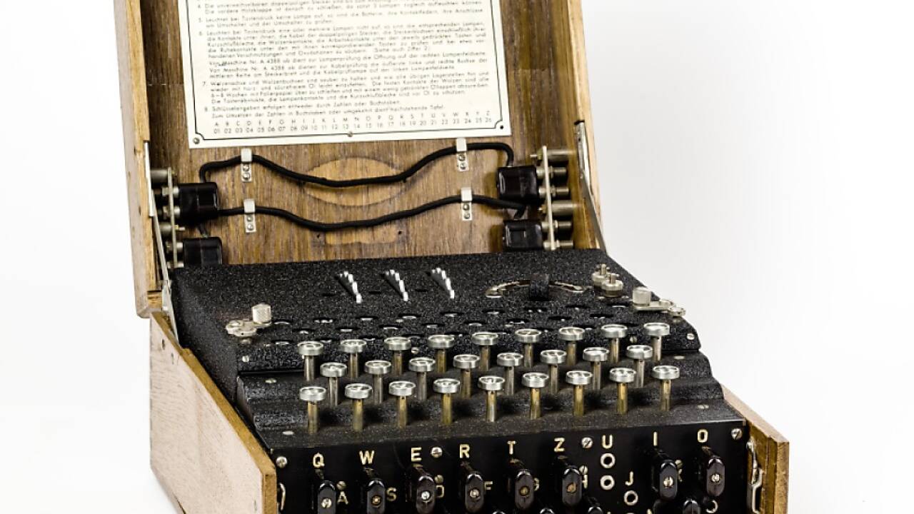 Auch die Chiffriermaschine 'Enigma' ist zu sehen 