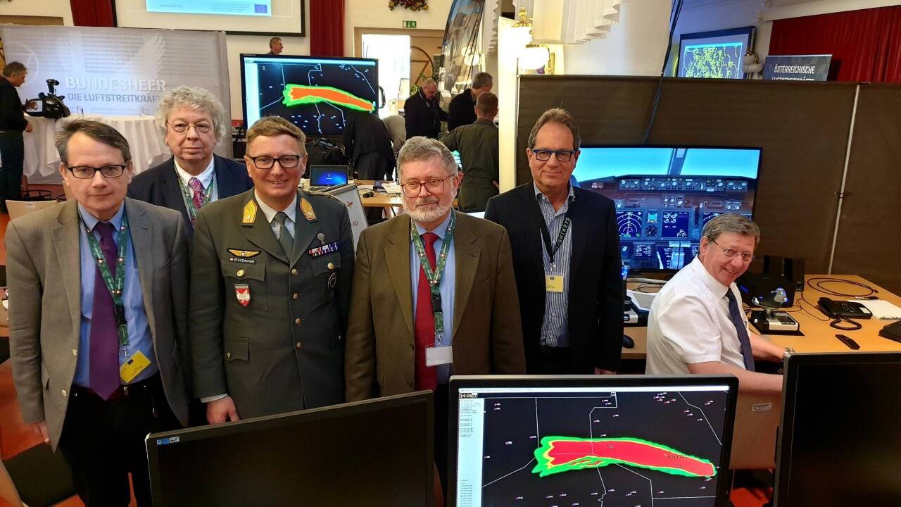 Gerhard Wotawa von der ZAMG, Verfahrenstechniker Konradin Weber, Arnold Staudacher (Stv. Kommandant der Luftstreitkräfte), Carl-Herbert Rokitansky (Universität Salzburg), Raimund Zopp von der Software-Firma Flightkeys. Gerhard Wotawa von der ZAMG, Verfahrenstechniker Konradin Weber, Arnold Staudacher (Stv. Kommandant der Luftstreitkräfte), Carl-Herbert Rokitansky (Universität Salzburg), Raimund Zopp von der Software-Firma Flightkeys.