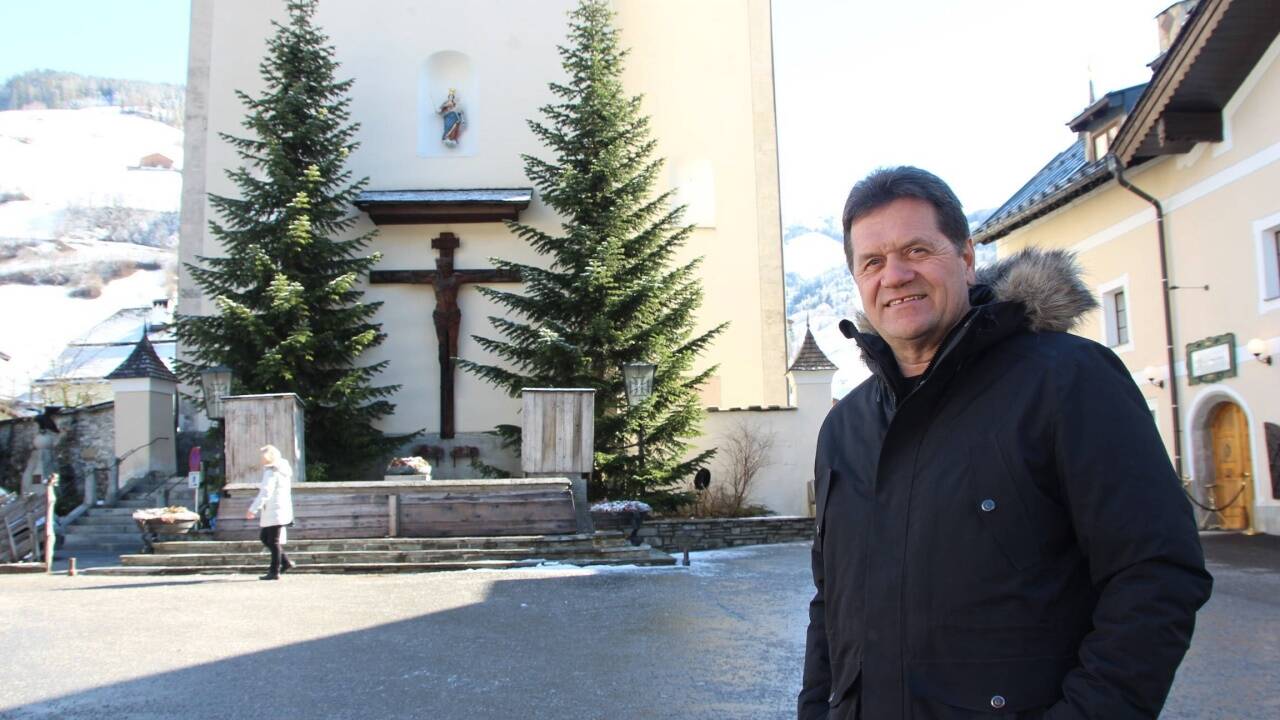 Jedermann Robert Reiter auf dem Rauriser Marktplatz vor der Kirche, auf dem die Bühne errichtet wird.  Jedermann Robert Reiter auf dem Rauriser Marktplatz vor der Kirche, auf dem die Bühne errichtet wird.
