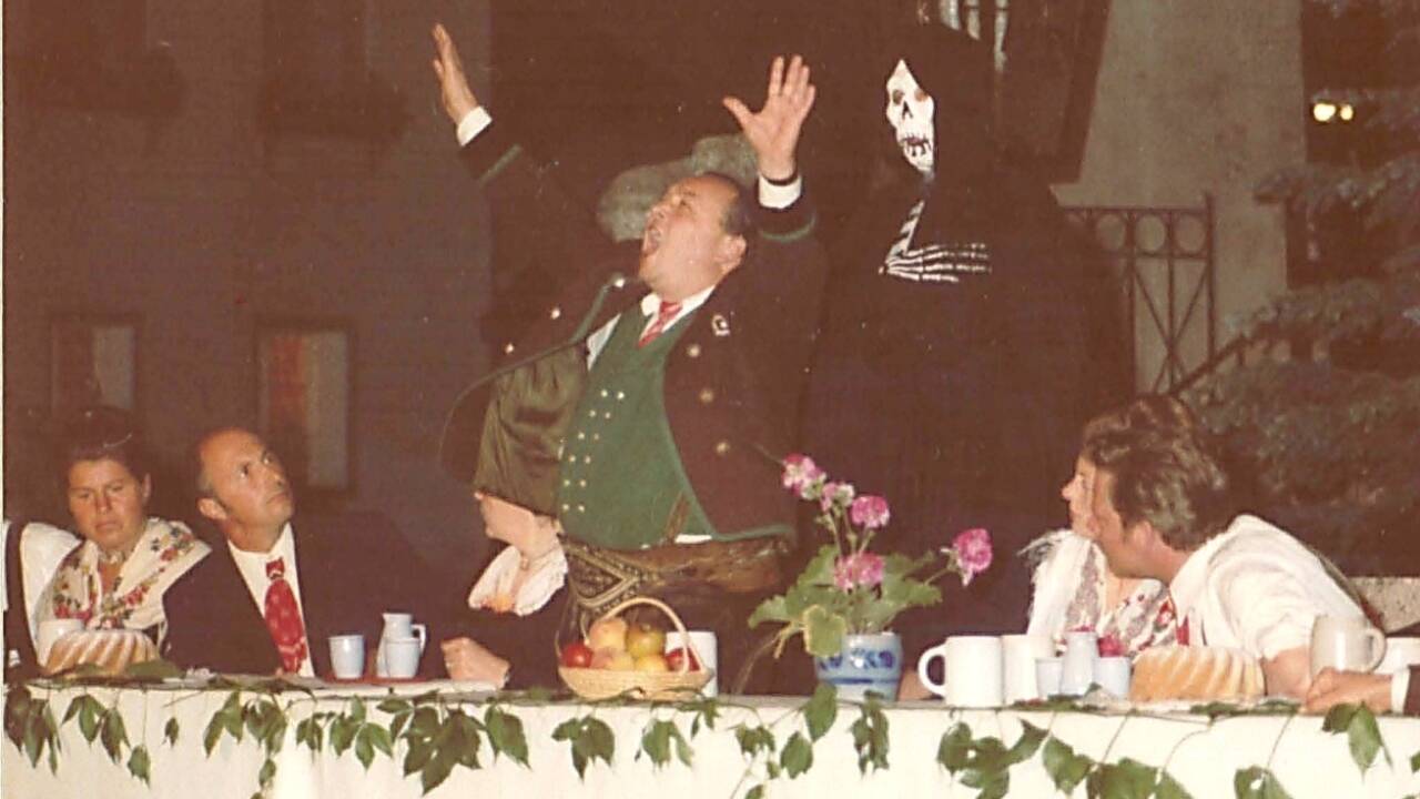 Ferdinand Schönleitner als Jedermann und Manfred Schwarzenberger als Tod im Jahr 1974.  Ferdinand Schönleitner als Jedermann und Manfred Schwarzenberger als Tod im Jahr 1974.