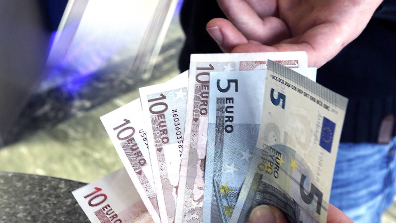 Das Opfer ließ sich von seiner Bank einen fünfstelligen Betrag auszahlen (Symbolbild). Das Opfer ließ sich von seiner Bank einen fünfstelligen Betrag auszahlen (Symbolbild).