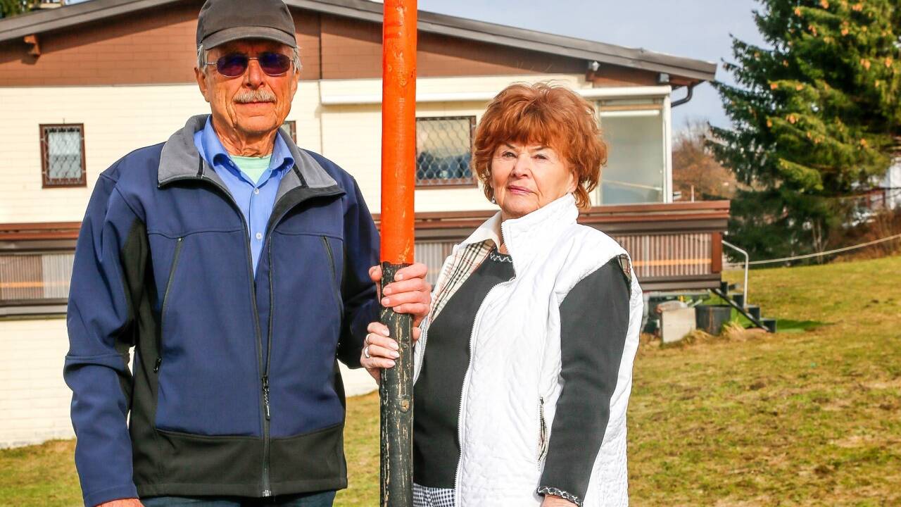 Franz und Erika Garstenauer vor ihrem Haus, das künftig nur gut 70 Meter von der Freileitung entfernt stehen dürfte.   Franz und Erika Garstenauer vor ihrem Haus, das künftig nur gut 70 Meter von der Freileitung entfernt stehen dürfte.