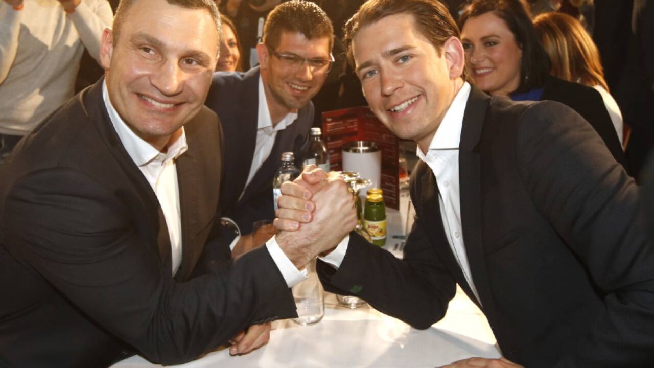 Vitali Klitschko und Sebastian Kurz lächeln in die Kamera 