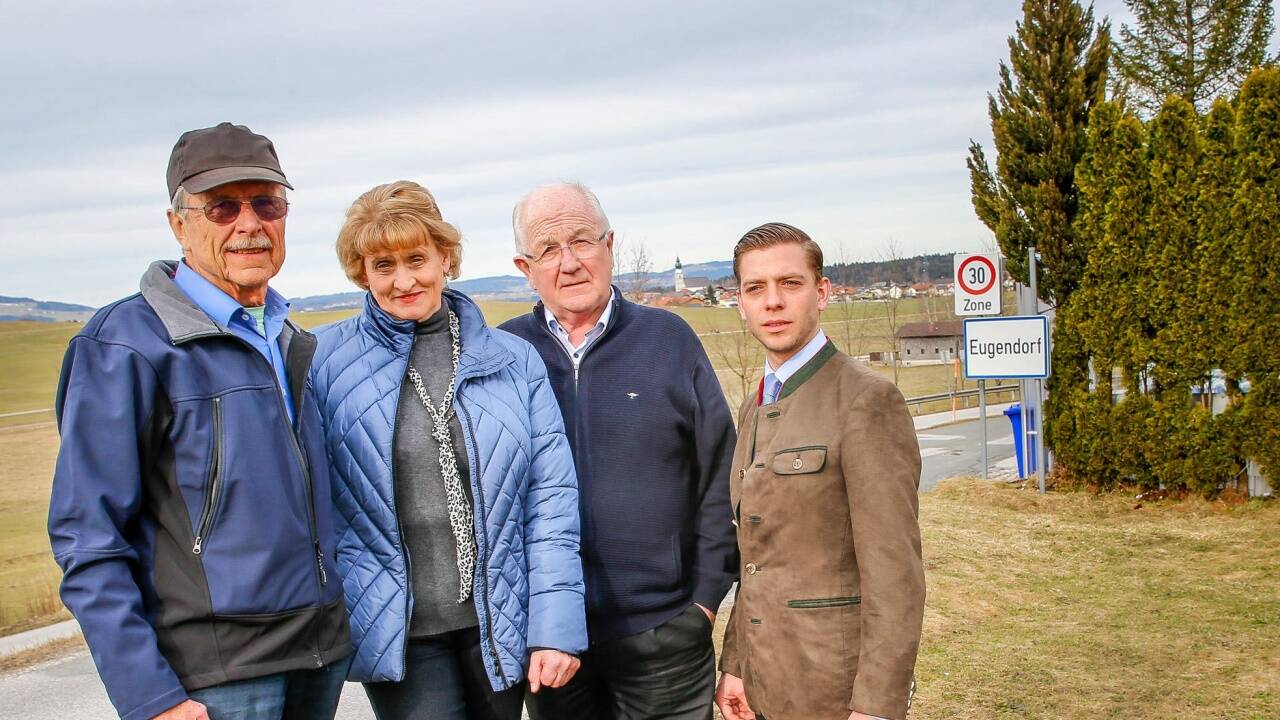 Sie wollen weiter für ein Erdkabel kämpfen (von links): Die beiden betroffenen Leitungsanrainer Johanna Aspacher und Franz Garstenauer mit Bürgermeister Hans Strasser und Parteichef Robert Bimminger.   Sie wollen weiter für ein Erdkabel kämpfen (von links): Die beiden betroffenen Leitungsanrainer Johanna Aspacher und Franz Garstenauer mit Bürgermeister Hans Strasser und Parteichef Robert Bimminger.