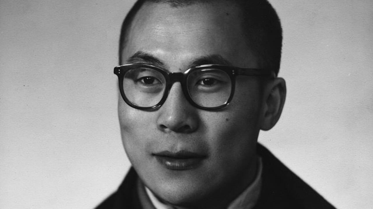 1959: In Tibet gehen die chinesischen Besatzungstruppen mit äußerster Brutalität gegen Unabhängigkeitsdemonstrationen vor. Der Dalai Lama (hier auf einem Foto aus dem Jahr 1956) flieht aus Lhasa. Beginn einer Massenflucht nach Indien. 1959: In Tibet gehen die chinesischen Besatzungstruppen mit äußerster Brutalität gegen Unabhängigkeitsdemonstrationen vor. Der Dalai Lama (hier auf einem Foto aus dem Jahr 1956) flieht aus Lhasa. Beginn einer Massenflucht nach Indien.